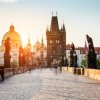 Glavni grad Češke, Prag prepoznatljiv je po svojoj raznolikoj arhitekturi i muzejima, a bogat i relativno jeftin noćni život pruža mogućnost užitka za svačiji džep.