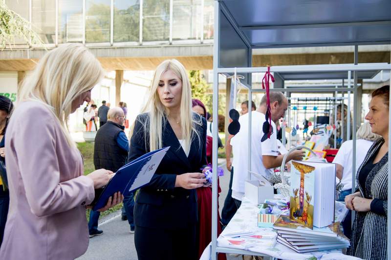 400 Učesnika Priredbe i Ja Sam Dete S Ove Planete Poslalo Poruku Ljubavi - Novi Beograd